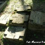 Stos betonowych tablic z grobów polskich żołnierzy.