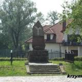 Konopki. Pomnik koło stacji kolejowej.
