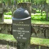 Tabliczka zwieńczona połówką francuskiego hełmu wz. 1915.