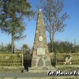 Czerwone. Obelisk na mogile poległych żołnierzy.